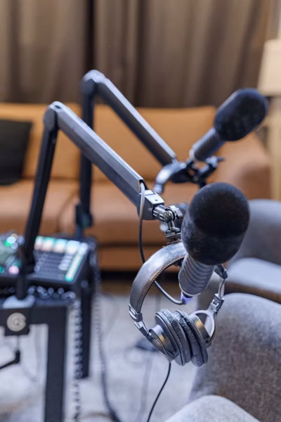 Podcast Studio - Stuttgart center 3 Nahaufnahme von Mikrofonen und Kopfhörern in einem Podcaststudio in Stuttgart Mitte.
