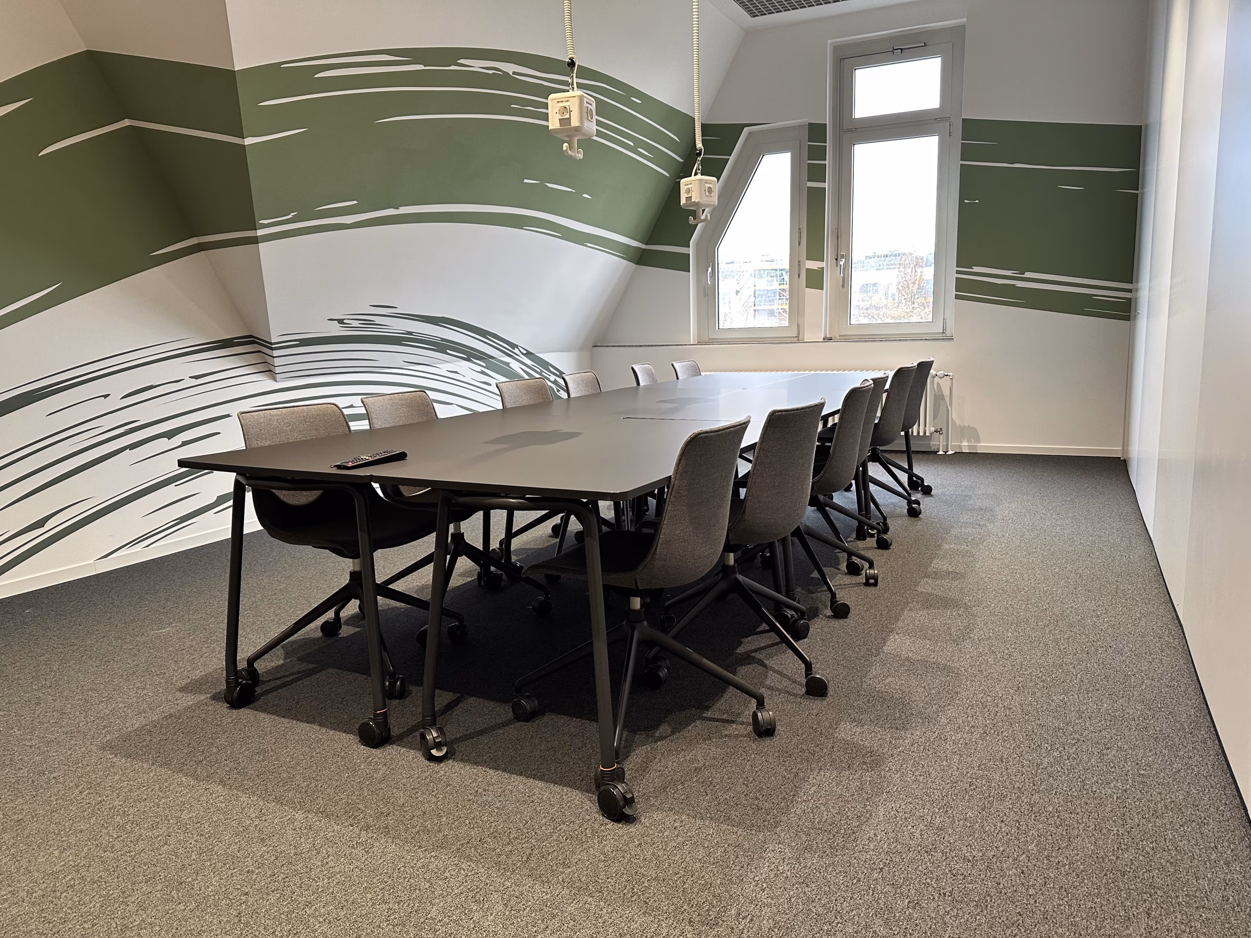 Moderner Meetingraum in Stuttgart mit Videokonferenz-Setup