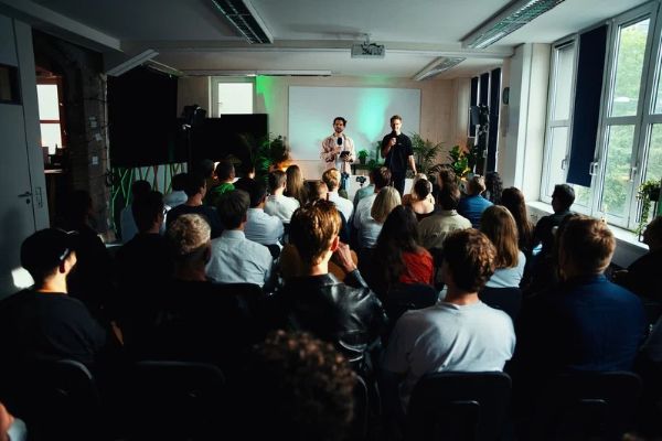 Lachende Gäste und entspannte Atmosphäre bei einer Veranstaltung in modernen Eventräumen in Stuttgart.