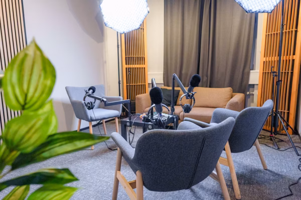 Podcast Studio - Stuttgart center 2 Professionelles Podcaststudio mit Mikrofonen und Aufnahmetechnik in Stuttgart Mitte.