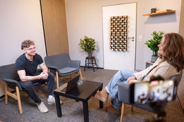 Podcast Studio - Stuttgart center 1 Zwei Personen nehmen einen Podcast in einem professionellen Studio in Stuttgart Mitte auf.