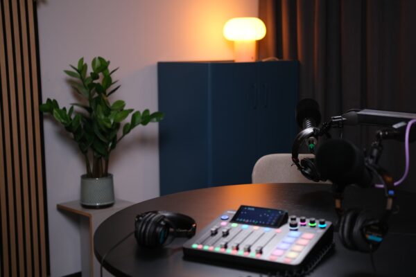 Modernes Podcaststudio im Zentrum von Stuttgart mit Mischpult, Mikrofon und Einrichtung für die Aufnahme von Podcasts, Interviews und Sprachaufnahmen